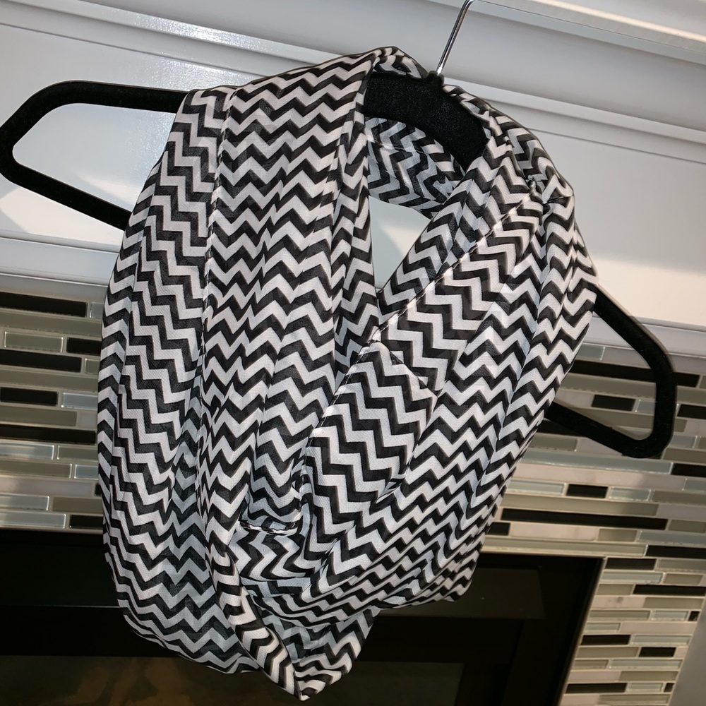 Black & white chevron infinity scarf